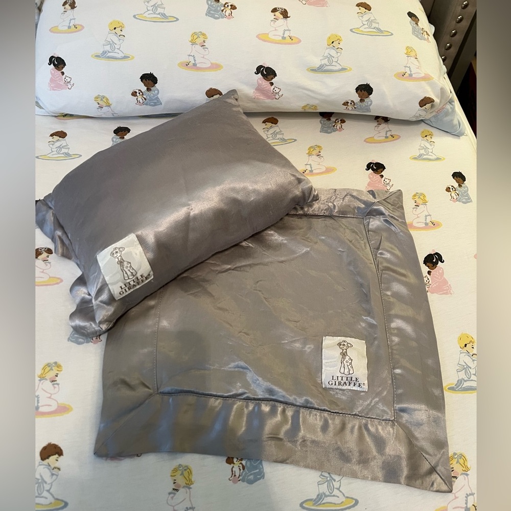 Little giraffe 🦒 pillow and blanket in gray. Pre loved but in great condition!